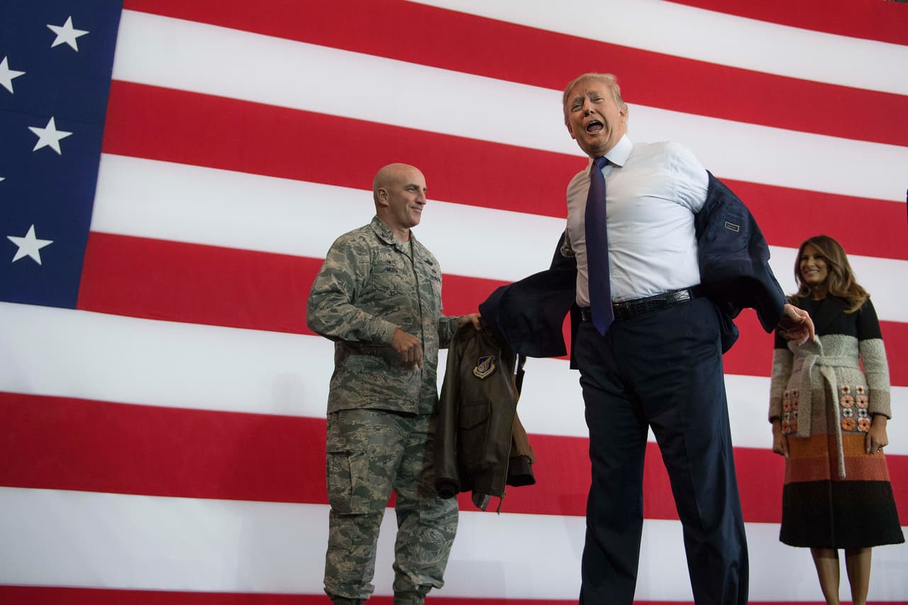 <b>Cambio de chaqueta. </b>Al comienzo de la gira por Asia, Donald Trump visitó la base militar de EEUU en Yakota, Tokio. Allí cambió su traje por una chaqueta de las Fuerzas Aéreas estadounidenses del Pacifico.