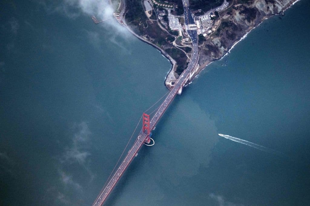 La estructura cuenta con un total de seis carriles y una acera en cada lado, lo que le permite manejar grandes volúmenes de tráfico.