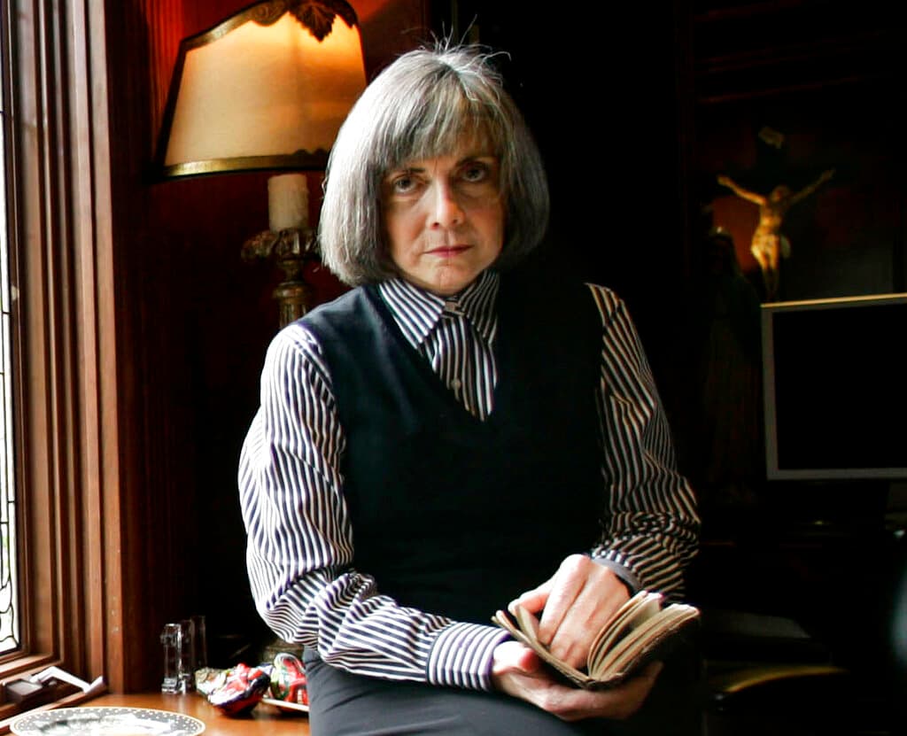 Anne Rice en una sesión de fotos en su casa, en octubre de 2005.
