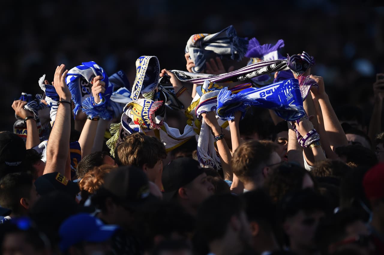 Miles de fanáticos del Real Madrid inundaron las calles de la capital española para festejar en grande el título 14 de la Champions League y el título 36 de LaLiga en un doblete histórico para la afición merengue que se coronó en Cibeles y en el Santiago Bernabéu.