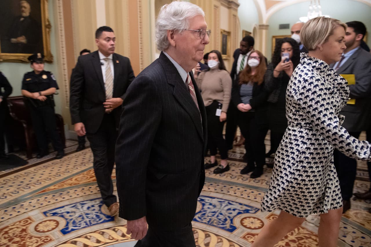 El líder de la minoría del Senado, Mitch McConnell, no logró que toda la bancada siguiera su orden de votar contra Brown Jackson. Si el voto hubiera quedado dividido 50 demócratas contra 50 republicanos, habría sido necesario el voto de desempate de la vicepresidenta Harris.