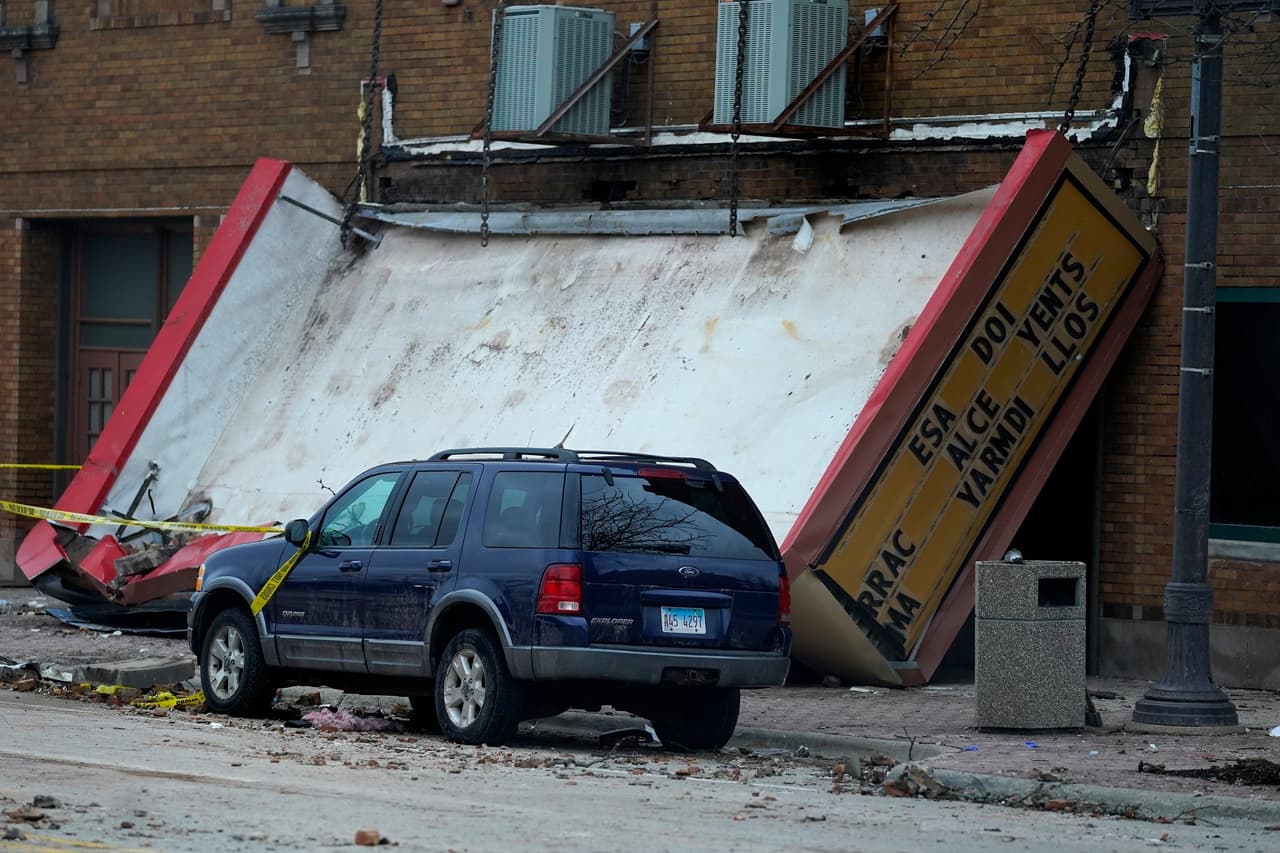 En Belvidere, localidad de Illinois situada a unas 70 millas (110 kilómetros) al noroeste de Chicago, el techo de un teatro se vino abajo, provocando la muerte de una persona y heridas a 28, cinco de ellas de gravedad.
