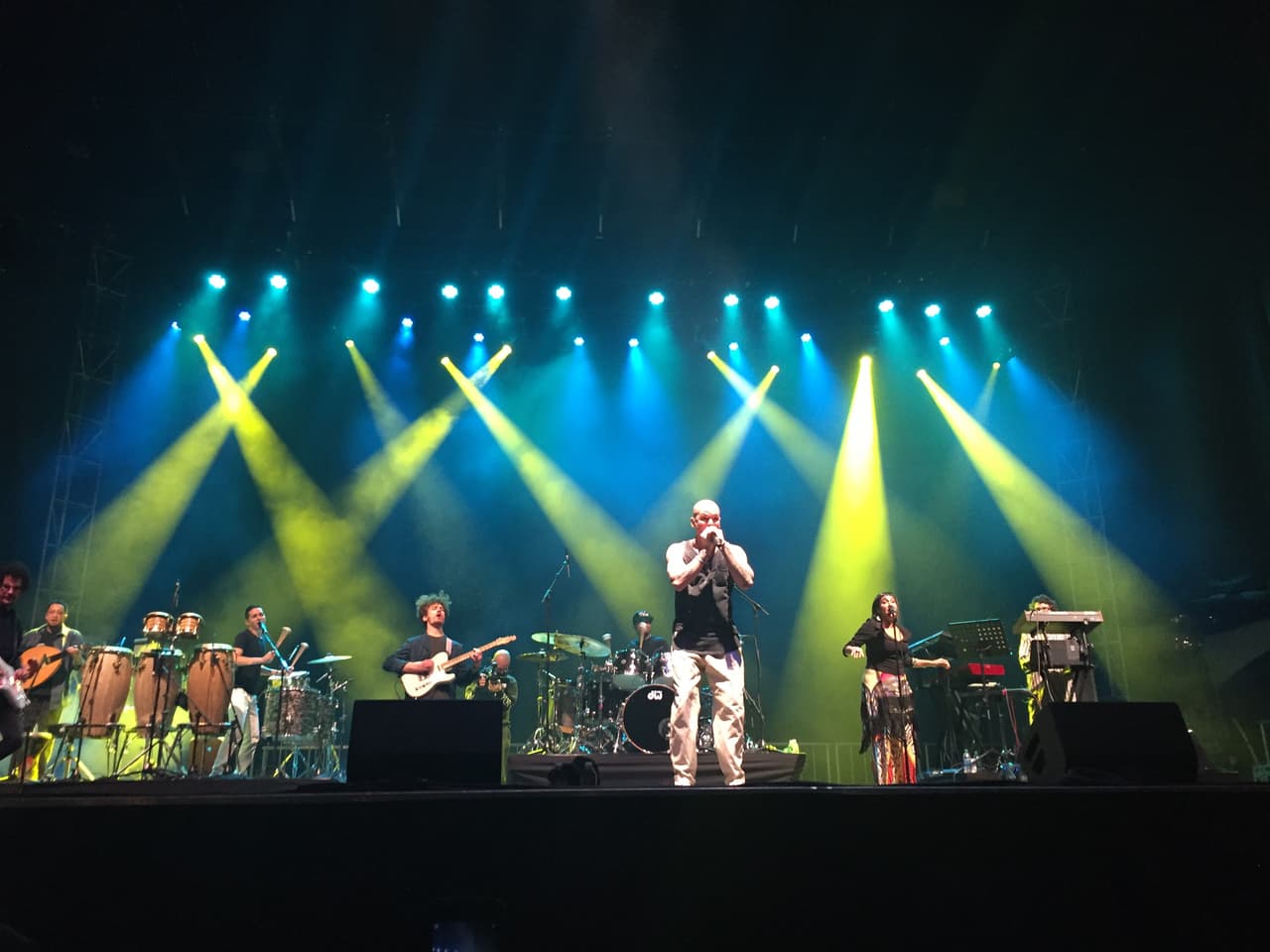 'La Vuelta al Mundo' fue de las canciones de la noche que más fueron aplaudidos por el público. "No podemos morirnos haciendo cosas que no nos gustan. Tenemos que viajar por el mundo y tenemos que disfrutar de la vida," dijo Residente al presentar el tema.