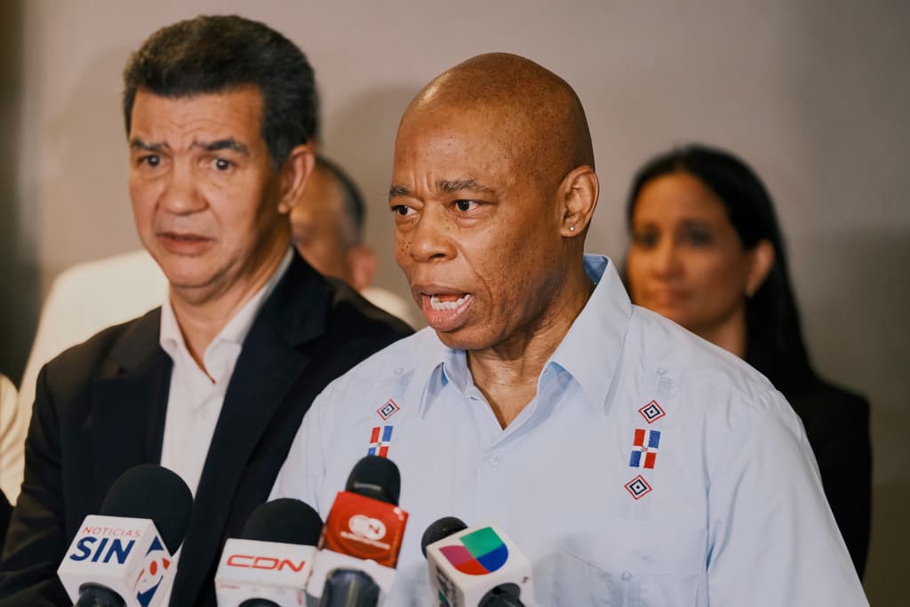 El actual alcalde de la ciudad de Nueva York, 
<b><a href="https://www.univision.com/local/nueva-york-wxtv/alcalde-nyc-adams-visita-rd-tragedia-discoteca-225-muertos" target="_blank">Eric Adams, viajó a la República Dominicana</a></b> donde este 14 de abril estuvo junto al 
<b>congresista Adriano Espaillat, dominicano</b> de nacimiento, y electo representante de Nueva York en el Congreso de los Estados Unidos.
