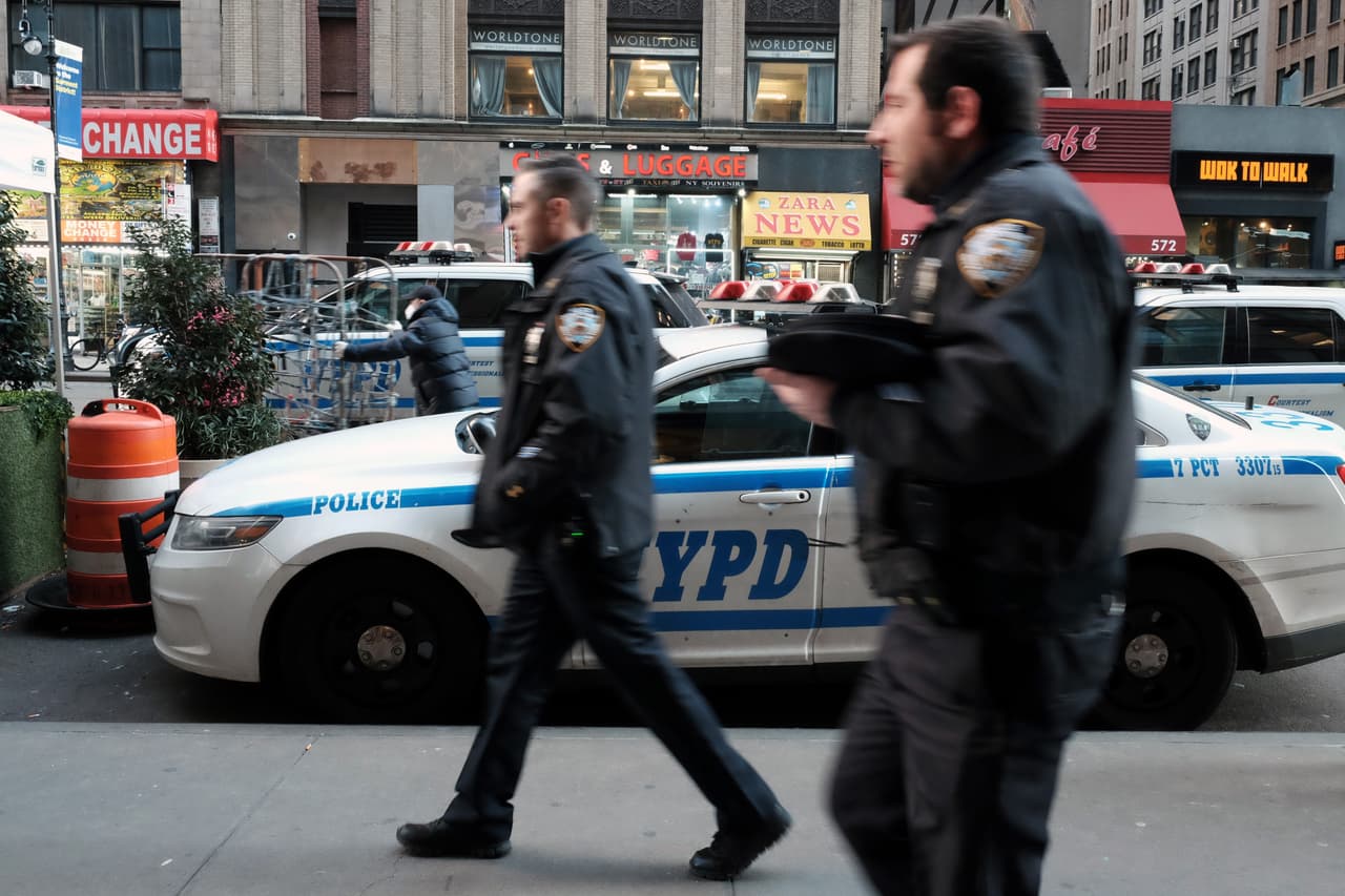 El atacante, identificado como Martial Simon de 61 años, es un indigente que contaba con un historial de problemas psiquiátricos y cuatro arrestos previos.