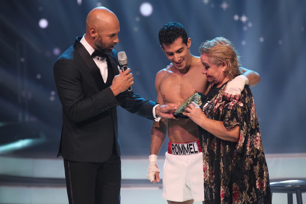 Tras una excelente crítica en la que Lola hizo referencia a que, como clavadista, Rommel "nos está dando un extra", la madre del deportista pasó al escenario a recibir el cinturón que le entregó él: "Siempre que termino cualquier competencia, las medallas van para ella".