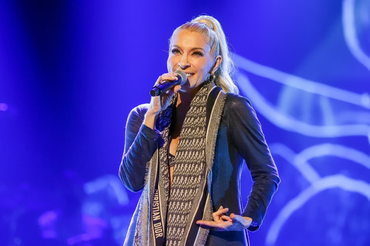 Yuri es otra de las artistas a las que veremos en este espectáculo y con una gran sonrisa abrió su prueba de sonido y escenografía.