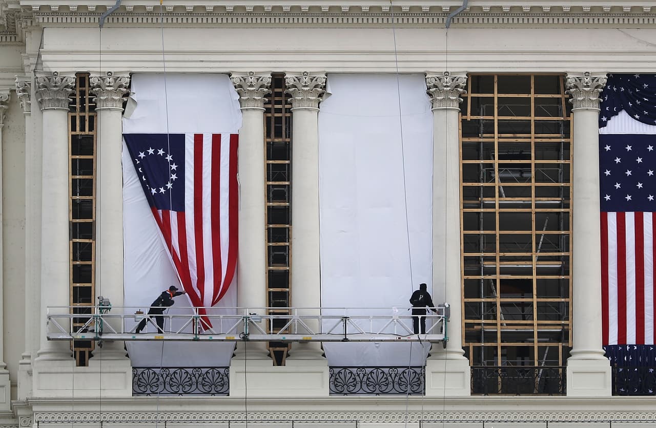 El edificio del Capitolio, telón de fondo del momento de la juramentación, es decorado con banderas antiguas de los Estados Unidos.