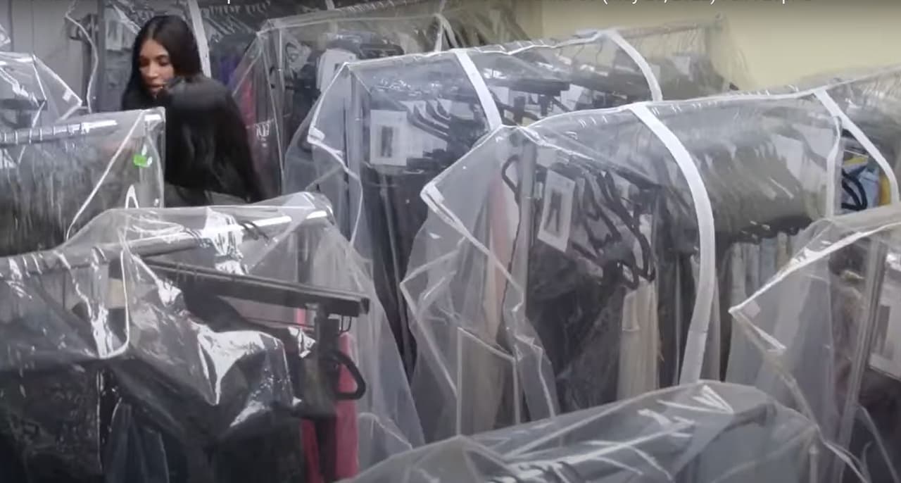 Kim Kardashian en su bodega de ropa