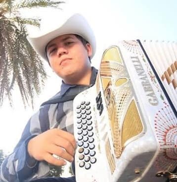 El cantante recibió tres de balazos en la espalda y fue ingresado a un hospital en Nayarit, pero como sus lesiones eran tan graves, lo trasladaron a Guadalajara, Jalisco. Las heridas fueron tan graves que le tuvieron que quitar un riñón y un pedazo de intestino.