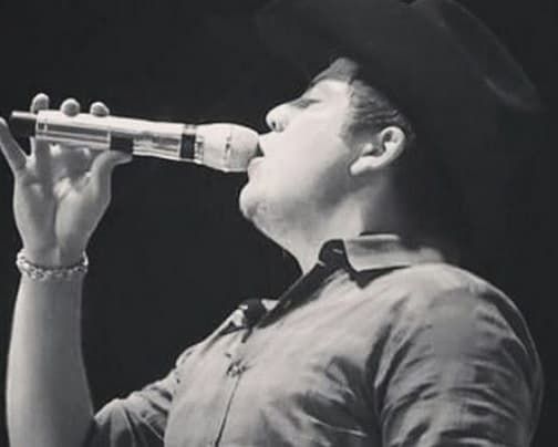 Además de estar relacionado con ese tipo de conflictos, el joven cantante ha estado cerca de la muerte en dos ocasiones.