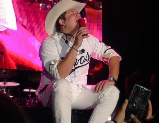 Algunos decían que la detención del cantante era un chisme, pero en las primeras horas del lunes, el Gobernador Mario López Valdez y el Secretario General de Gobierno, Gerardo Vargas Landeros, confirmaron la detención de Valenzuela.