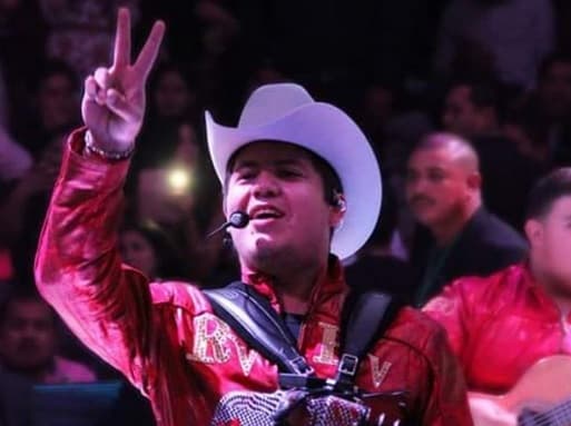 El portal de noticias indica que el Ejército y la Mariana realizaron recorridos en los alrededores de la ciudad con vehículos blindados para buscar al convoy que iría en busca del intérprete de corridos.