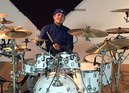 Al estar revisando el vehículo del artista, los policías hallaron un arma de fuego calibre .38 con varios cartuchos útiles.