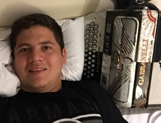 El sábado pasado el cantante, cuyo nombre real es Remigio Alejandro Valenzuela Buelna, fue detenido después de realizarle una revisión. En dicha revisión, la policía le encontró un arma de fuego. El portal Sin Embargo indicó que Remmy circulaba por una transitada calle en Sinaloa, cuando unos agentes le marcaron el alto.