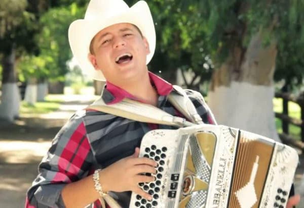 Remmy fue contratado para amenizar una fiesta y al salir de ella, en la carretera, se encontró con que el camino estaba cerrado por la Marina. En ese instante fue sorprendido por un fuego cruzado entre elementos de la Marina y unos presuntos sicarios.