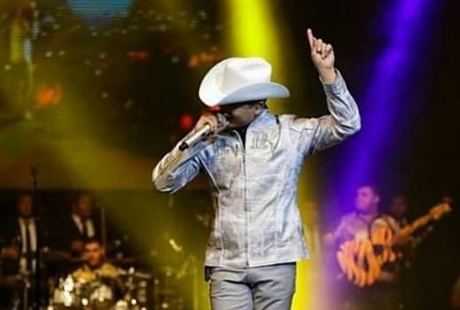 La primera fue el 31 de diciembre de 2012 cuando sobrevivió a una tremenda volcadura de vehículo en la carretera. El carro quedó completamente destrozado.