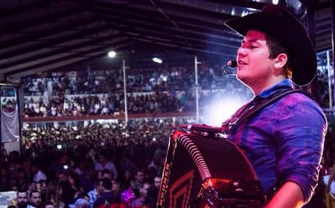 También en el 2015 el cantante 
<a href="http://www.univision.com/musica/tras-pagar-fianza-remmy-valenzuela-sale-libre-fotos ">Remmy Valenzuela fue detenido</a> ya que durante un operativo en Guasave, Sinaloa, la policía le encontró en posesión de un arma de fuego calibre .38 con varios cartuchos útiles.