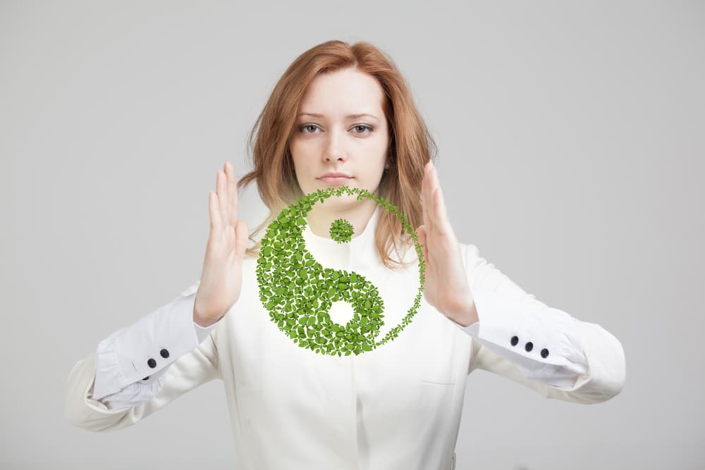 Sin embargo, que nadie se confunda. Cada elemento de la naturaleza contiene ambos principios también conocido como 
<b>polaridad</b>, el yin es negativo y el yang positivo, lo cual no indica en ningún momento que sean “buenos o malos” sino el campo polar de cada cual, los polos opuestos se atraen.