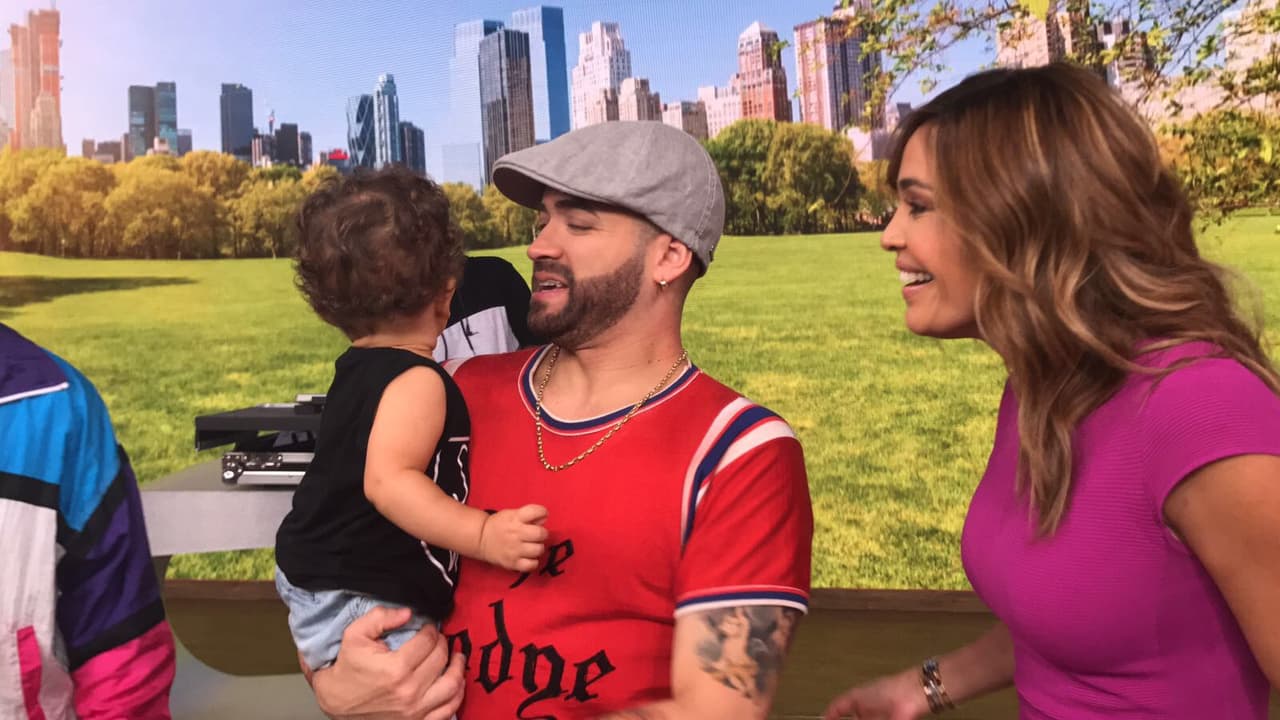 A Karla le encantan los niños y se divirtió viendo las travesuras de este chiquito que adora estar en brazos del cantante.