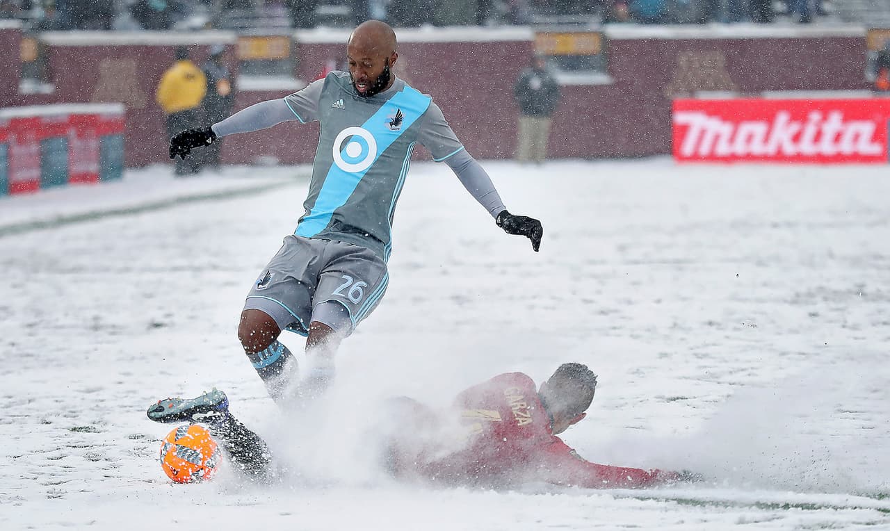 Collen Warner (Minnesota) y el corte espectacular de Greg Garza (Atlanta) deslizándose por la capa de nieve.