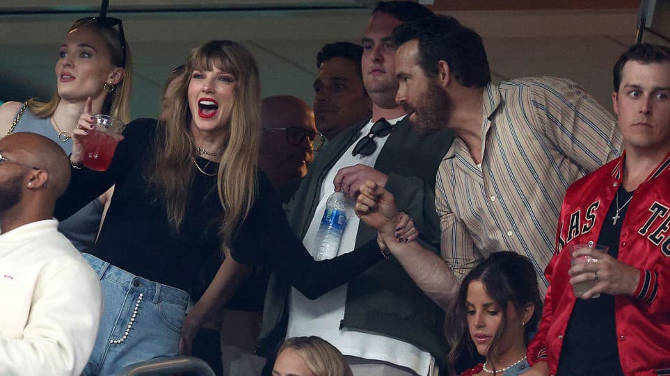 Taylor Swift llega ahora con 'Deadpool' y 'Wolverine' a ver a Kelce