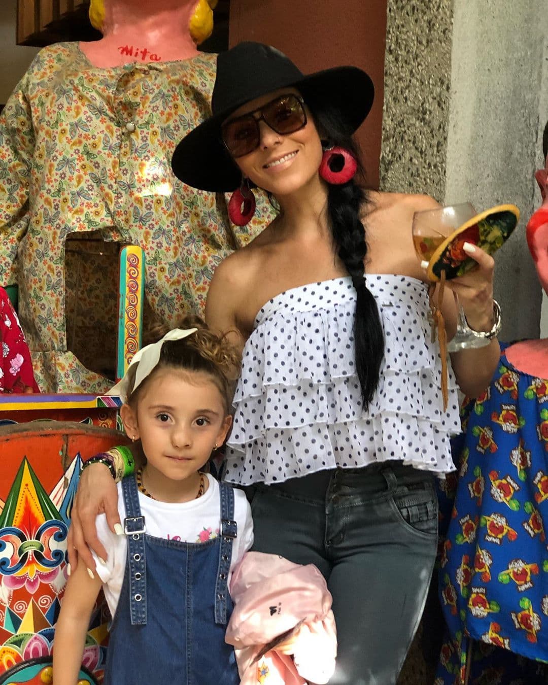 “Entre mi hija y yo levantaremos este altar con el cual honraremos su memoria y también es una forma de inculcar y promover nuestras tradiciones” dijo Montero en declaraciones que citó la agencia Notimex.