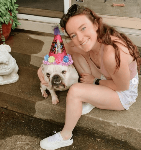 La futbolista Rose Lavelle disfruta la compañía de su perrita.