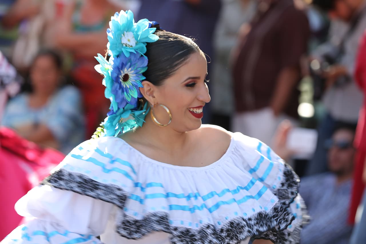 Las flores y los vestidos coloridos forman parte del atuendo típico de Mazatlán.