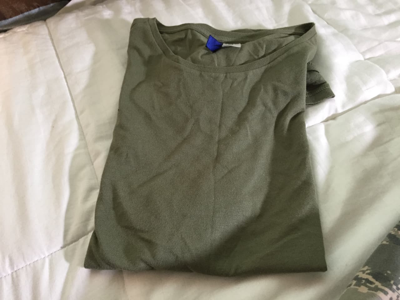 El estilo 
<i>army</i> no es tan difícil de combinar como muchos creen. Garmandy se inclina por el color verde oliva en sus camisetas.