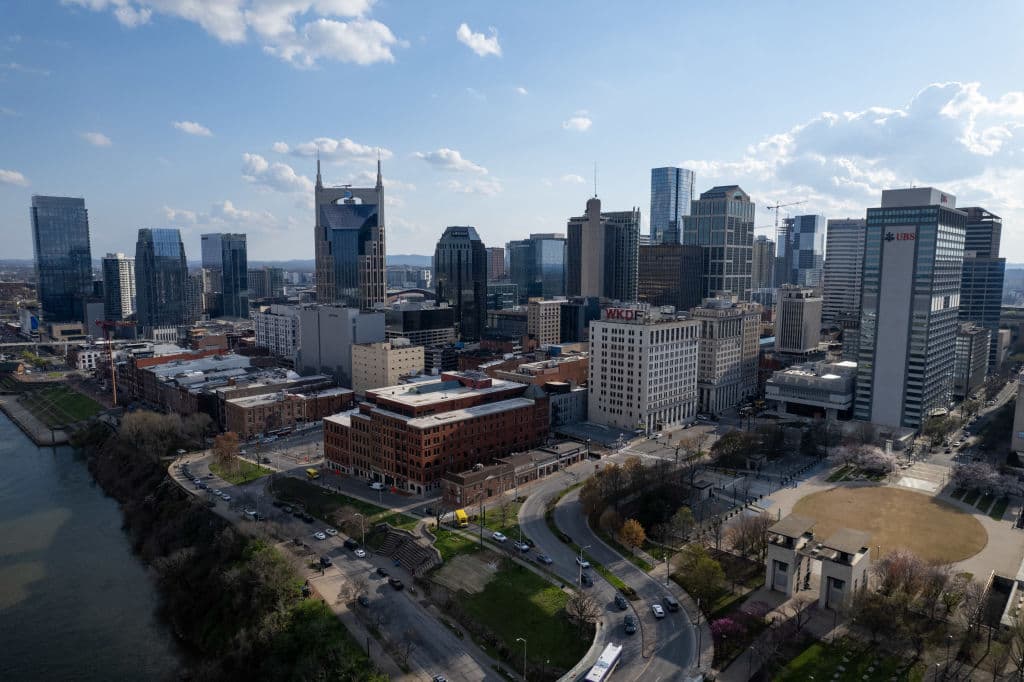 <b>Nashville, Tennessee, </b>es otra metrópoli donde el hundimiento es un problema generalizado. Aquí, también el GIA y las actividades humanas, como la infraestructura y su peso y la explotación de agua subterránea, contribuyen a este descenso del nivel de la ciudad.