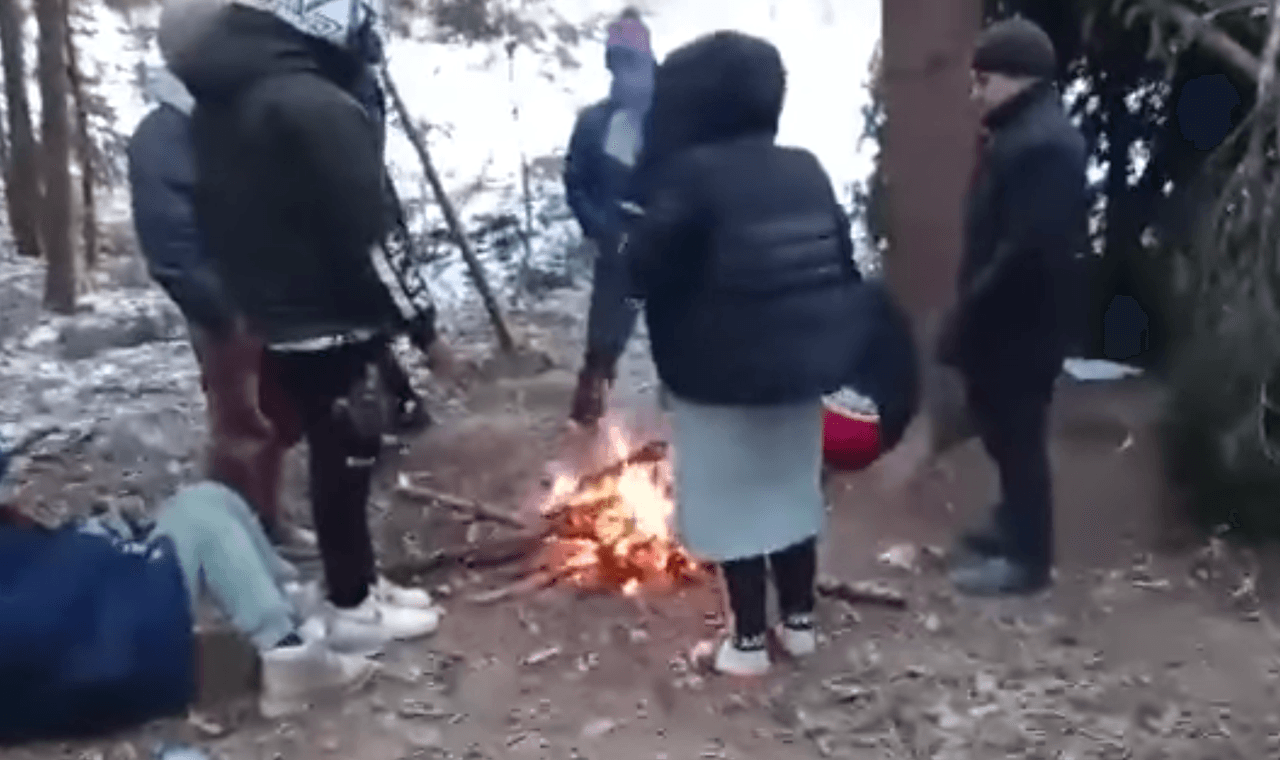De acuerdo con la familia, llevan desde el 7 de marzo viviendo en el bosque.