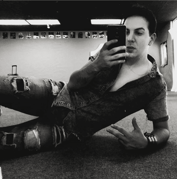 "A mí en lo personal no me afecta lo que diga la gente. Lo que sí me afecta es que de repente digan que 
<b><a href="https://www.univision.com/shows/despierta-america/lyn-may-presento-orgullosa-a-su-joven-novio-y-carlos-calderon-sabe-muy-bien-como-lo-conquisto-video" target="_blank">me quiero colgar </a></b>de la fama de Lyn May", comentó el joven, quien de acuerdo con el matutino mexicano es 40 años menor que la vedette.