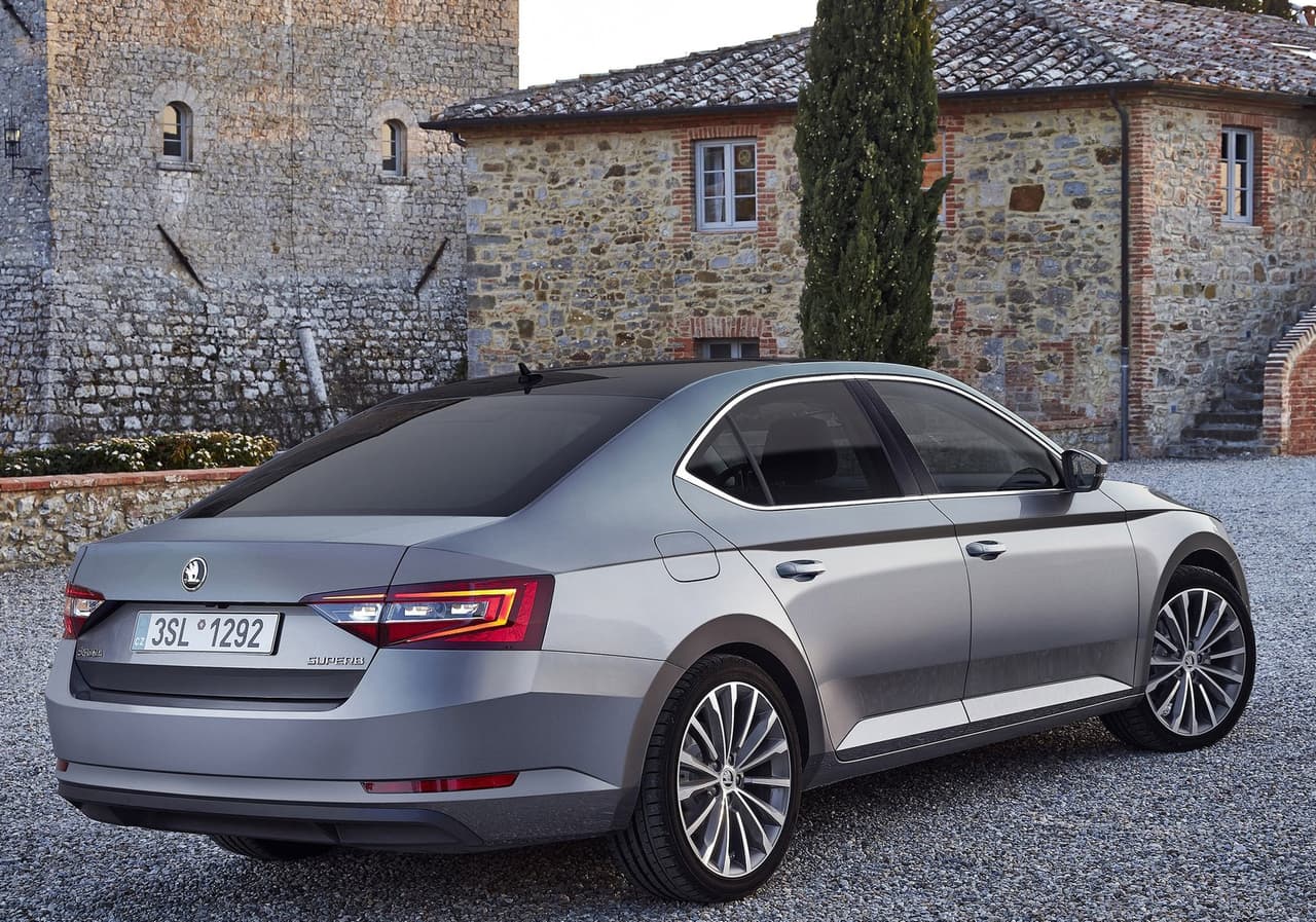 A los ojos de muchos entusiastas y críticos en Skoda Superb, cuyo modelo 2016 vemos en esta imagen, es visualmente más interesante que el Volkswagen Jetta, su hermano mecánico. Es frecuente oir decir que Skoda es el secreto mejor guardado del grupo Volkswagen.