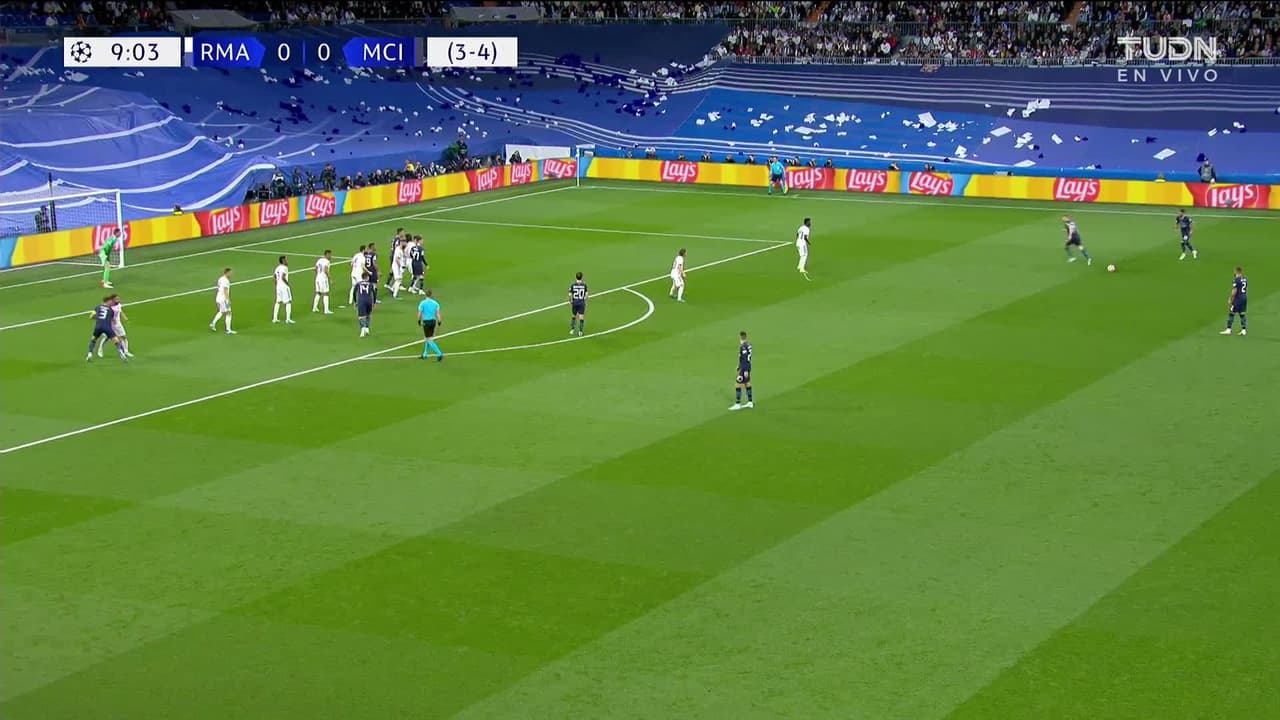 ¡TIRO ATAJADO! disparo por Riyad Mahrez.