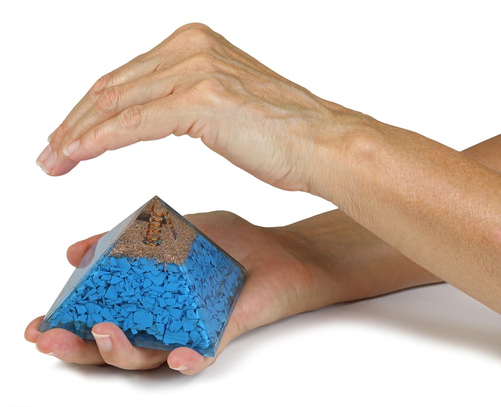 Para que funcionen mejor debemos escoger el material que se adapta a lo que queremos lograr. Las pirámides de cristal de cuarzo, por ejemplo, suelen ser grandes receptores y transformadores de energía, muy usados en la curación.