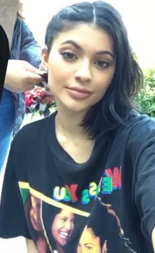 La joven socialité fue la sensación con esta prenda, y hasta aprovechó para peinar su sedosa cabellera mientras presumía su recuerdito de Selena.