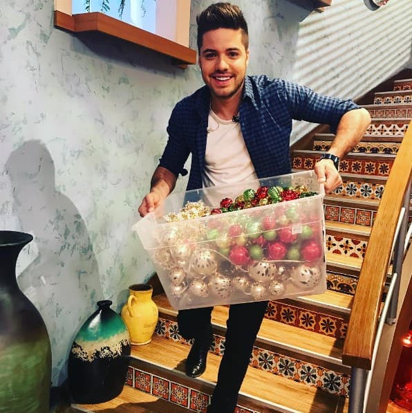 La Navidad es una de las época favorita de muchos y a William le hace muy feliz poder participar en la decoración de nuestra casita.