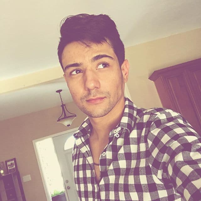 Él se dio a conocer a través de las redes sociales, con lo que ganando miles de seguidores.