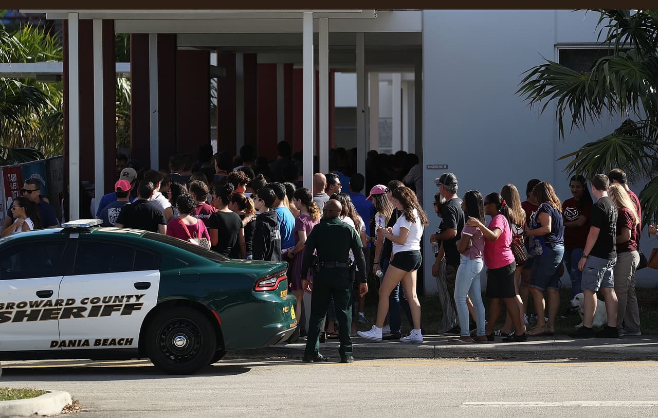 Muchos estudiantes recogieron pertenencias que fueron dejadas para protegerse del ataque cometido por el autor confeso de la matanza, el exestudiante de esta escuela Nikolas Cruz.