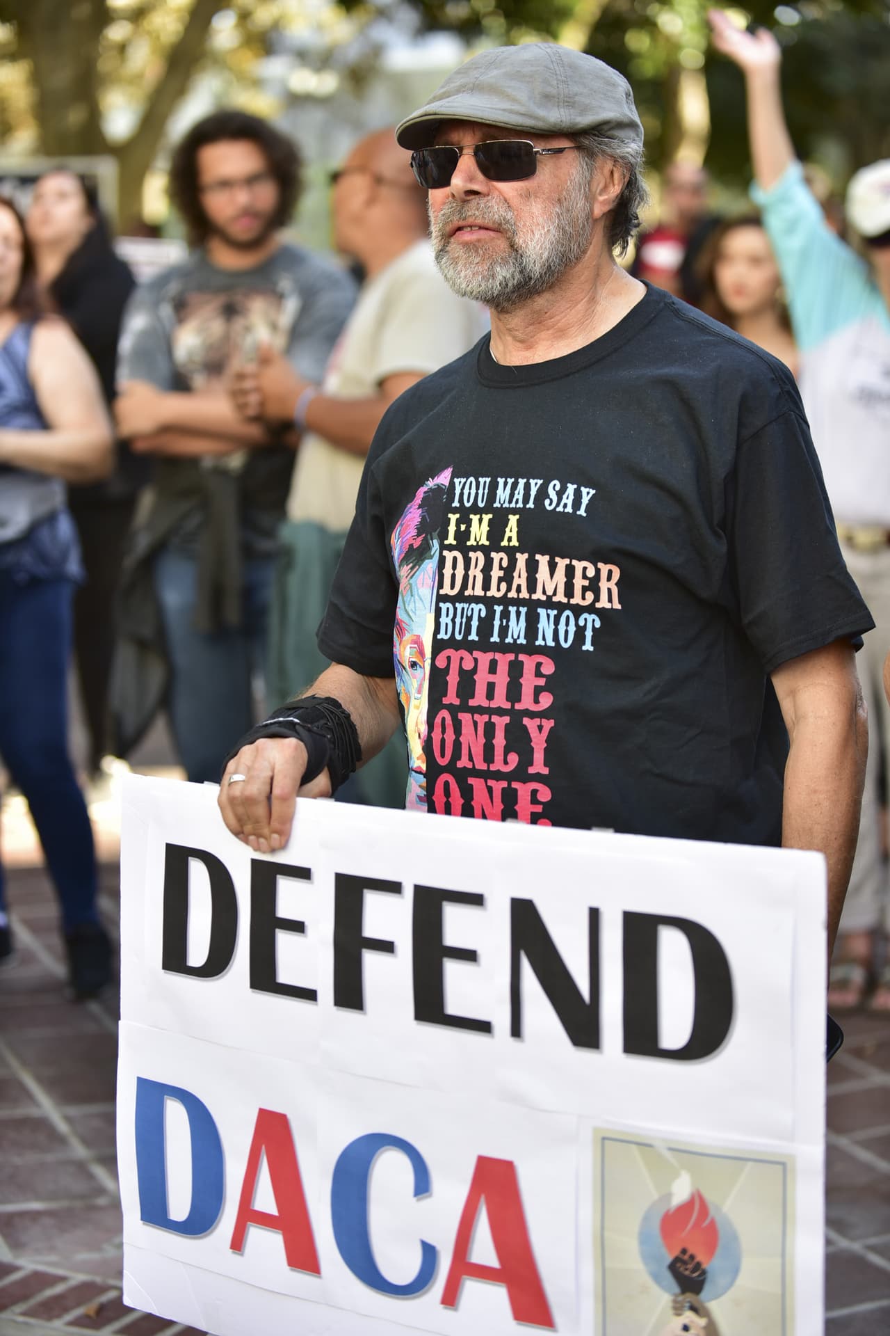 Algunos de los presentes también portaron mensajes de apoyo a los beneficiarios de DACA, quienes actualmente se encuentran en medio de la incertidumbre esperando una solución definitiva al programa por parte del Congreso.