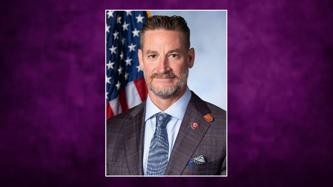 Dieron de alta al congresista Greg Steube tras ser hospitalizado por sufrir una caída en su casa