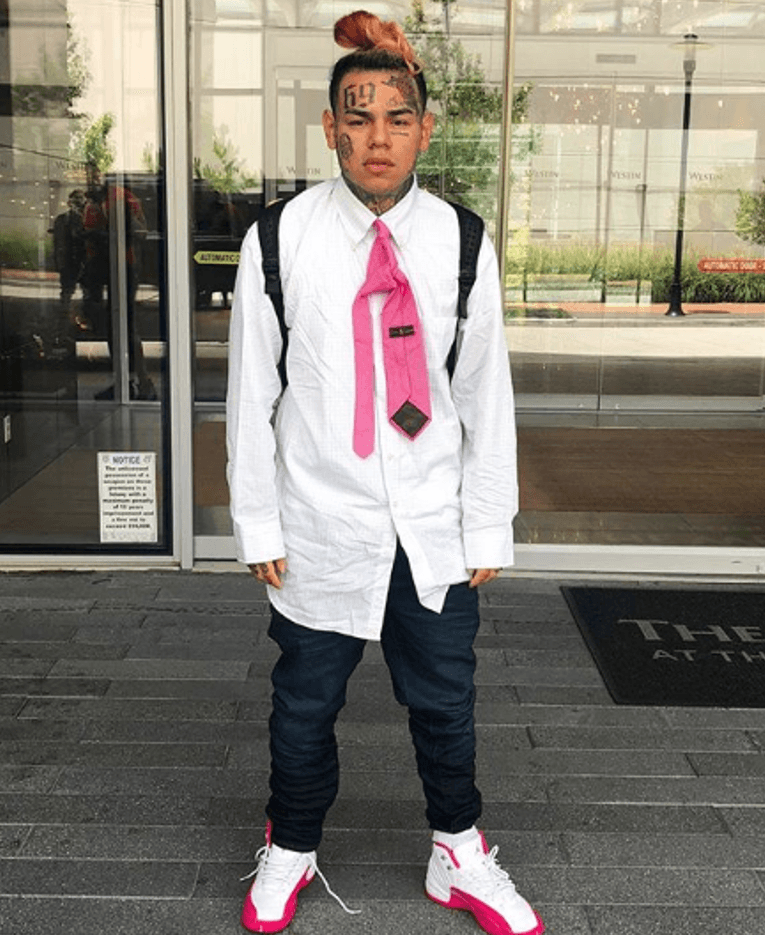 Así ha ido destacando, gracias a sus peleas callejeras, 
<a href="http://www.tmz.com/2018/02/22/tekashi69-6ix9ine-san-antonio-show-goes-on-gang-threats/">amenazas de muerte</a> y ‘beefs’ o riñas con otros raperos que se han traducido muy concretamente a balaceras en las calles.