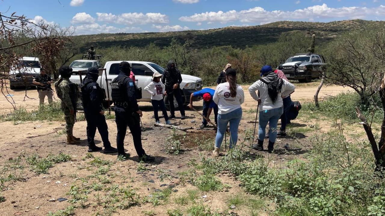 Es una organización de muchas que se han formado en distintos puntos de México, de civiles que buscan a sus parientes, en medio de una 
<b>crisis de personas desaparecidas por la violencia del crimen organizado</b>.