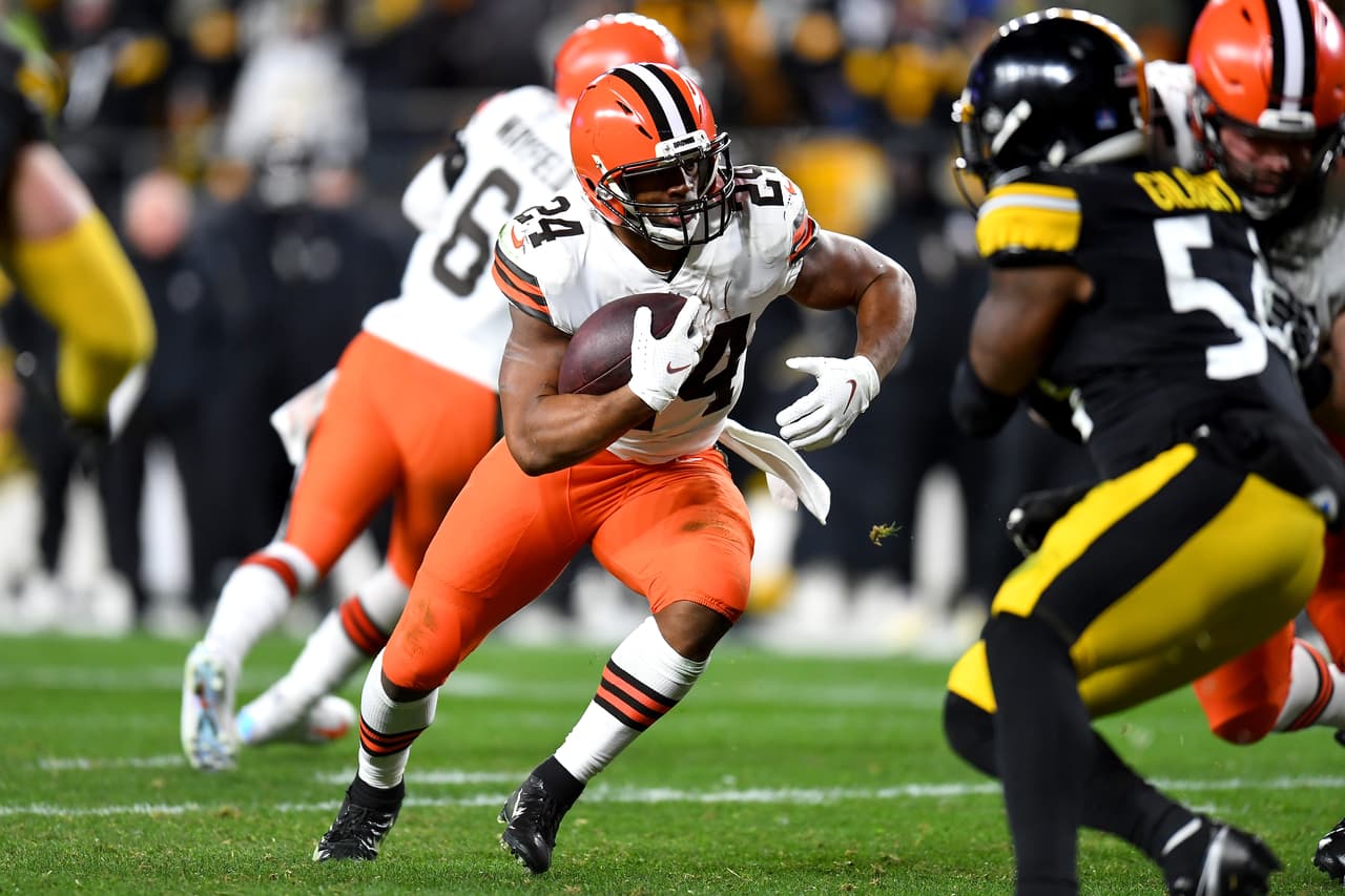 Pittsburgh tenía que vencer a los eliminados Browns para mantenerse con vida en la temporada y lo lograron con una destacada actuación de Najee Harris.