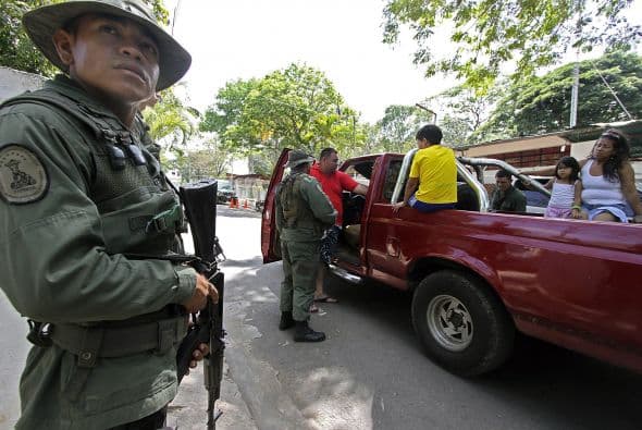 Soldados venezolanos montan guardia en un retén en San Antonio de Táchira.