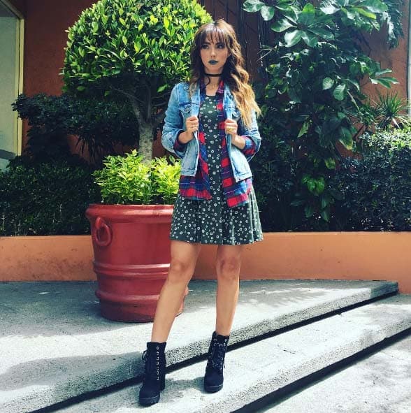 La insiparación de Natalia al momento de elegir sus outfits viene de distintas épocas. Éste outfit es lo más noventero, grunge y cool.