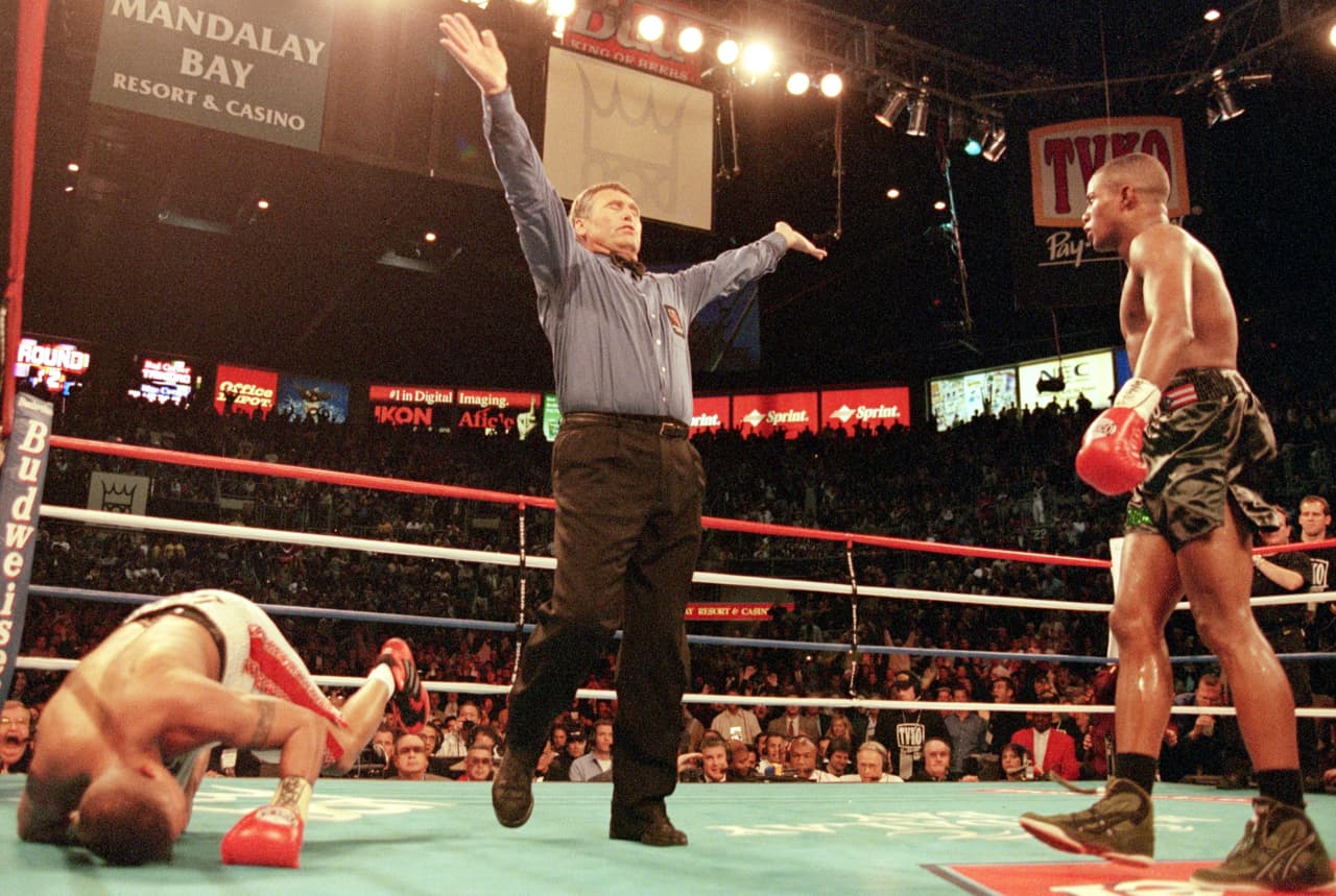 Fernando Vargas vs. Félix Trinidad. A pesar de que 'El Feroz' Vargas nació en Oxnard, CA, los fanáticos mexicanos lo acogieron por su sangre azteca. Su derrota ante 'Tito' Trinidad, por nocaut técnico en diciembre de 2000, es una herida que sigue abierta para los mexicanos.