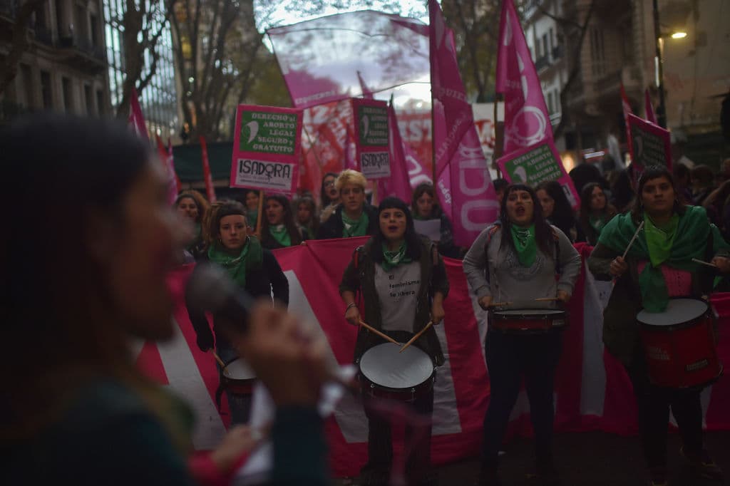 Muchas causas que son la misma. Las mujeres caminaron entonando cánticos que claman por sus vidas.
<b>No quieren morir a manos de la violencia machista, ni tampoco por abortos clandestinos</b>. Las leyes restrictivas no impiden los abortos sino que promueven que las mujeres se practiquen procedimientos ellas mismas, poniendo así sus vidas en peligro.