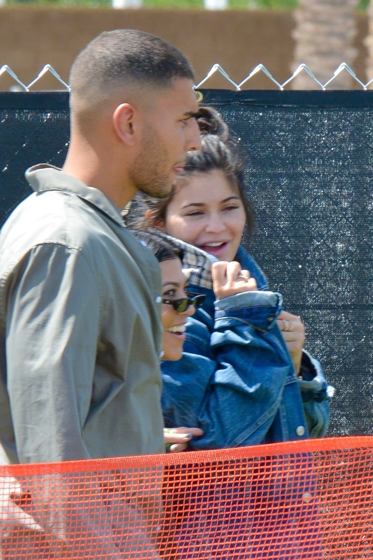 Las críticas para Kylie crecieron luego de que se dio a conocer que la empresaria asistió al primer día de conciertos del Festival Coachella, que se lleva a cabo en Indio, California.